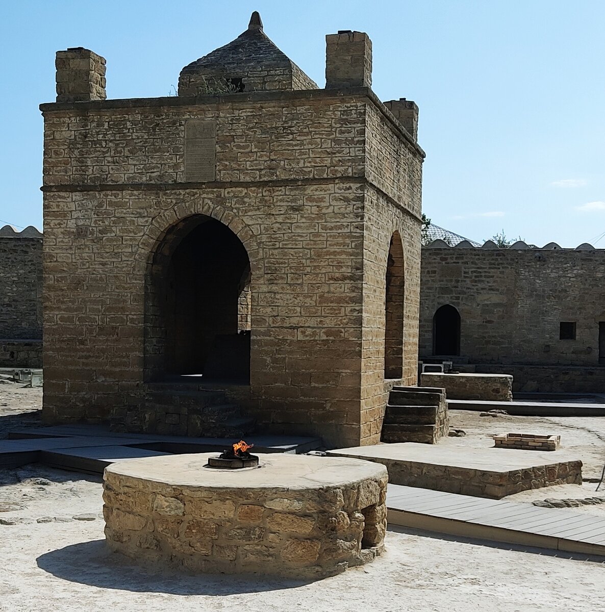 Главный алтарь в храме Атешгях.