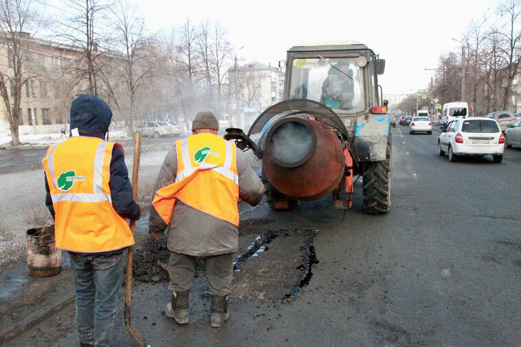    Подрядчик начал заделывает ямы холодной асфальтобетонной смесью