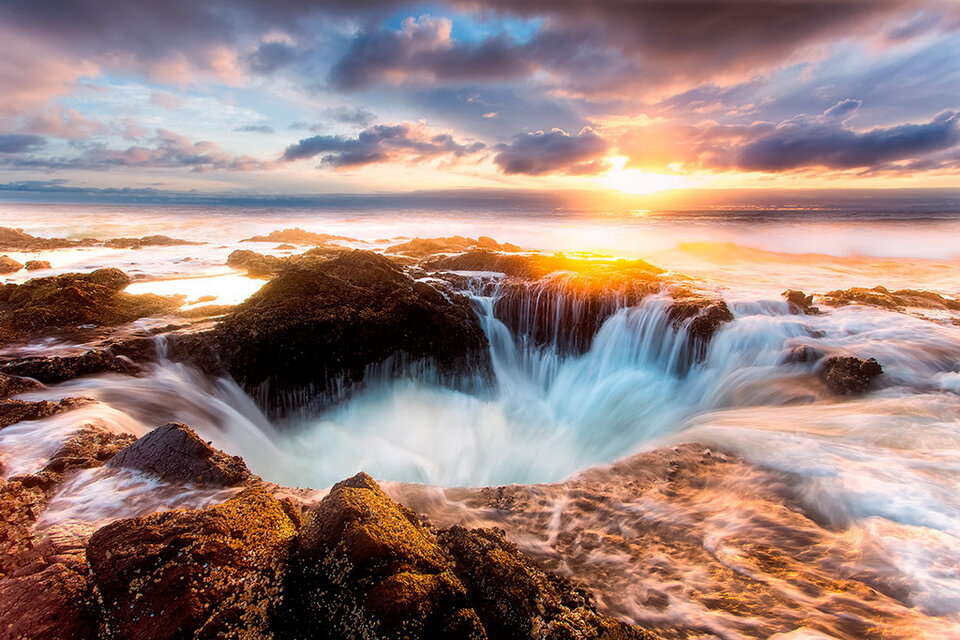 После извержения вода с ревом устремляется обратно в колодец, смывая все на своем пути