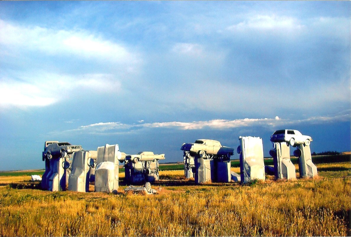 Весь монумент — это более-менее точная копия Стоунхенджа, сделанная из автомобилей. Кархендж даже расположен так же как и британский памятник по отношению к солнцу, и по нему вполне можно сверять, например, дату зимнего солнцестояния.