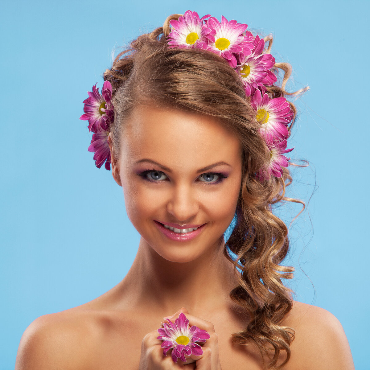 <a href="https://ru.freepik.com/free-photo/beautiful-woman-with-flowers-in-her-hair_5926703.htm#page=2&query=%D0%B4%D0%B5%D0%B2%D1%83%D1%88%D0%BA%D0%B0%20%D1%81%20%D1%86%D0%B2%D0%B5%D1%82%D0%B0%D0%BC%D0%B8%20%D0%B2%20%D0%BA%D0%BE%D1%81%D0%B5&position=8&from_view=search&track=ais">Изображение от Racool_studio</a> на Freepik