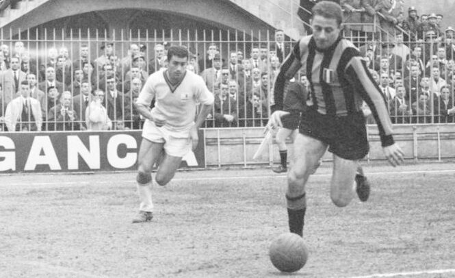 С мячом нападающий миланского Интера - Аурелио Милани