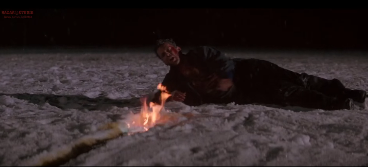 Джон Макклейн поджигает дорожку топлива, ведущую к самолету с террористами, обеспечивая заодно "посадочные огни" для кружащих в воздухе лайнеров. Кадр из фильма "Крепкий орешек-2", США, 1990 год, режиссер: Ренни Харлин.