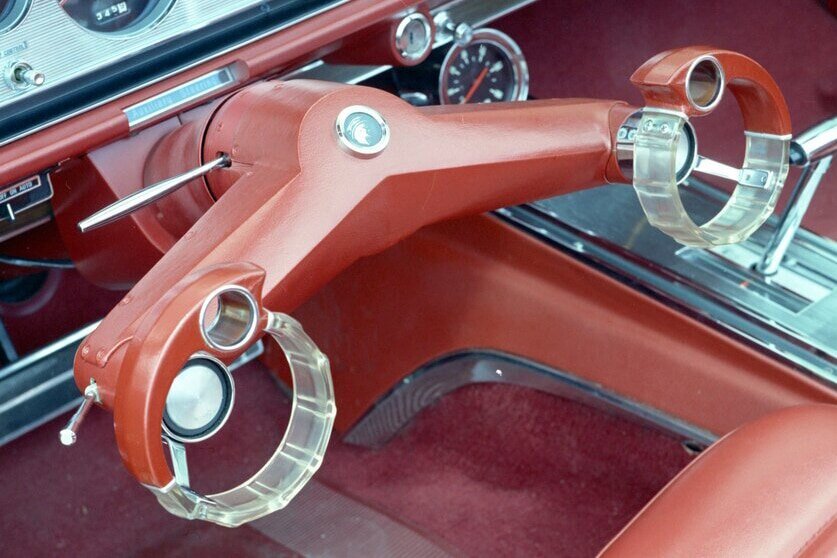     Палка, петли, пистолет: 8 самых необычных автомобильных рулей