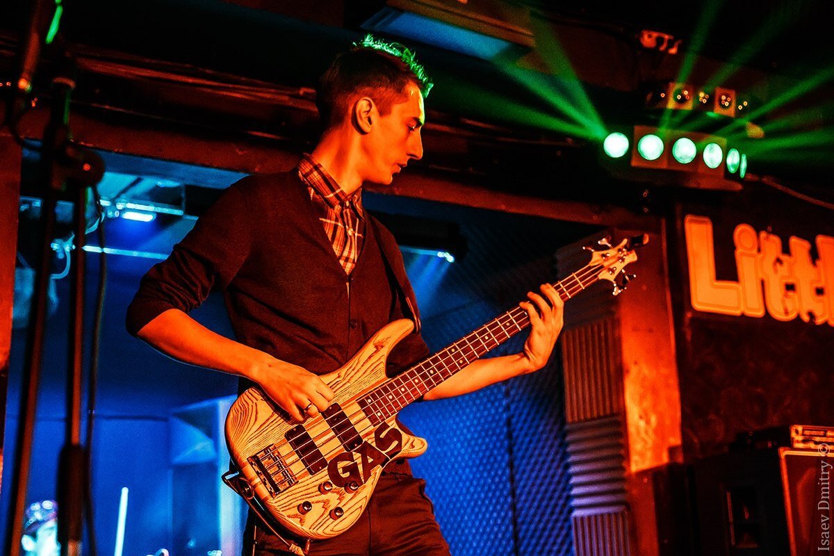 Антон тогда играл на басу прошлого бас-гитариста.