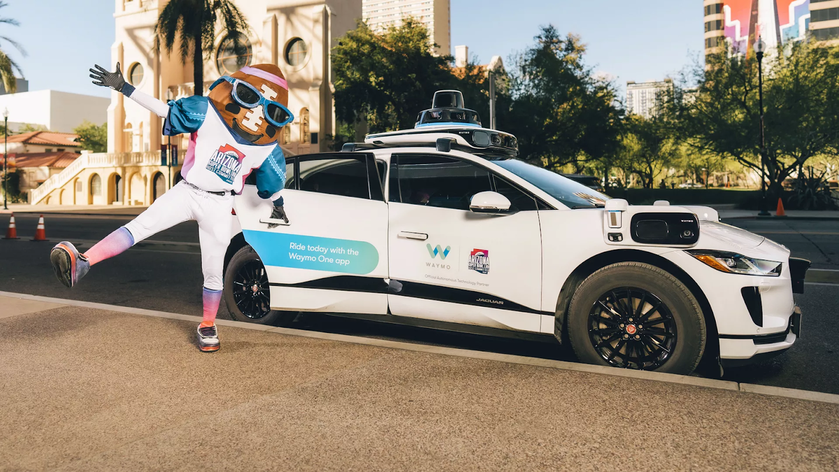 Беспилотный автомобиль Waymo на Super Bowl 2023