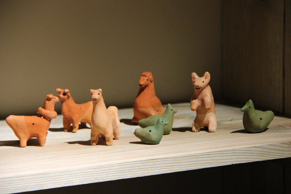 Игрушки-свистульки из Шишкеева и Унуевского Майдана (1970-е гг.) в зале этнографии Мордовского краеведческого музея.  