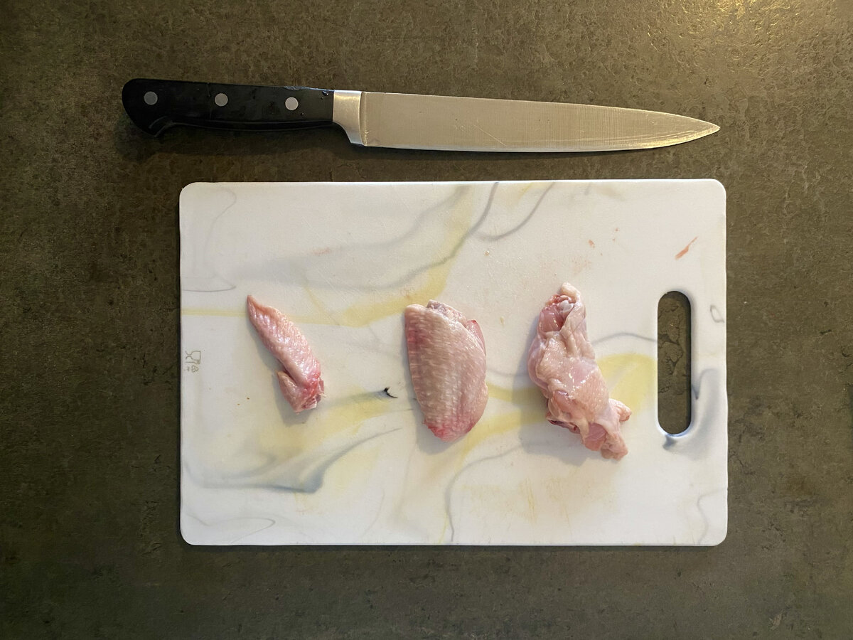 Крылья до и после. Крайняя левая  часть, не съедобна, и в приготовлении нам не понадобится.