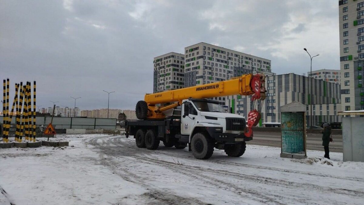    В Тюмени перенесут остановочный комплекс в районе ЖК «Колумб» из-за строительства надземного пешеходного перехода. Речь идет об остановке «ул. Кремлёвская».