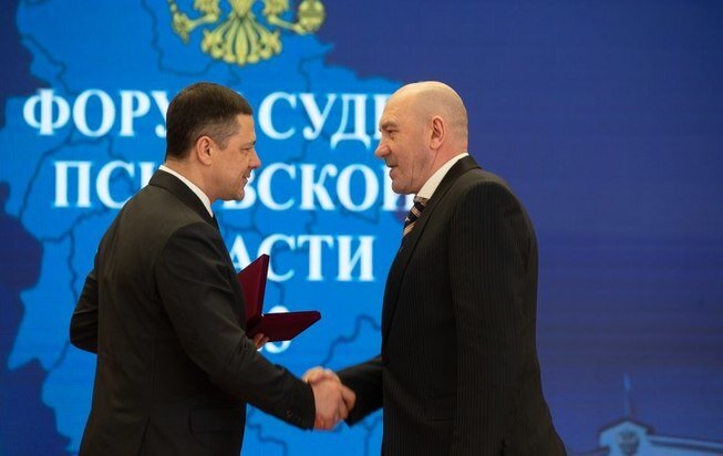     Глава региона наградил лучших судей