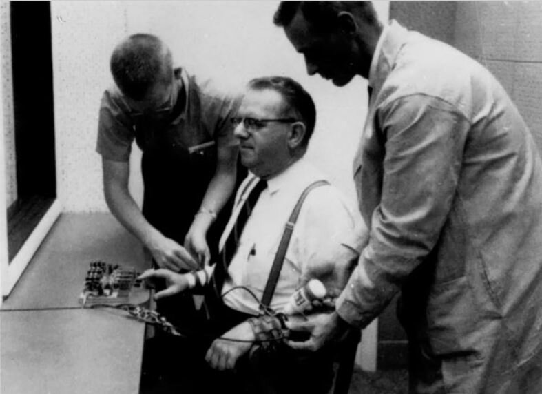 мУченика (актера) подключают к электродам. 