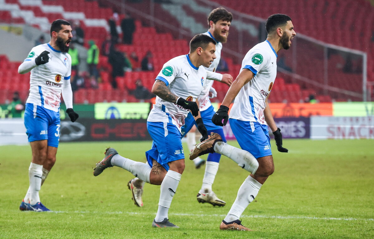    Полузащитник "Факела" Реда Рабеи (справа)  Сергей Савостьянов/ТАСС
