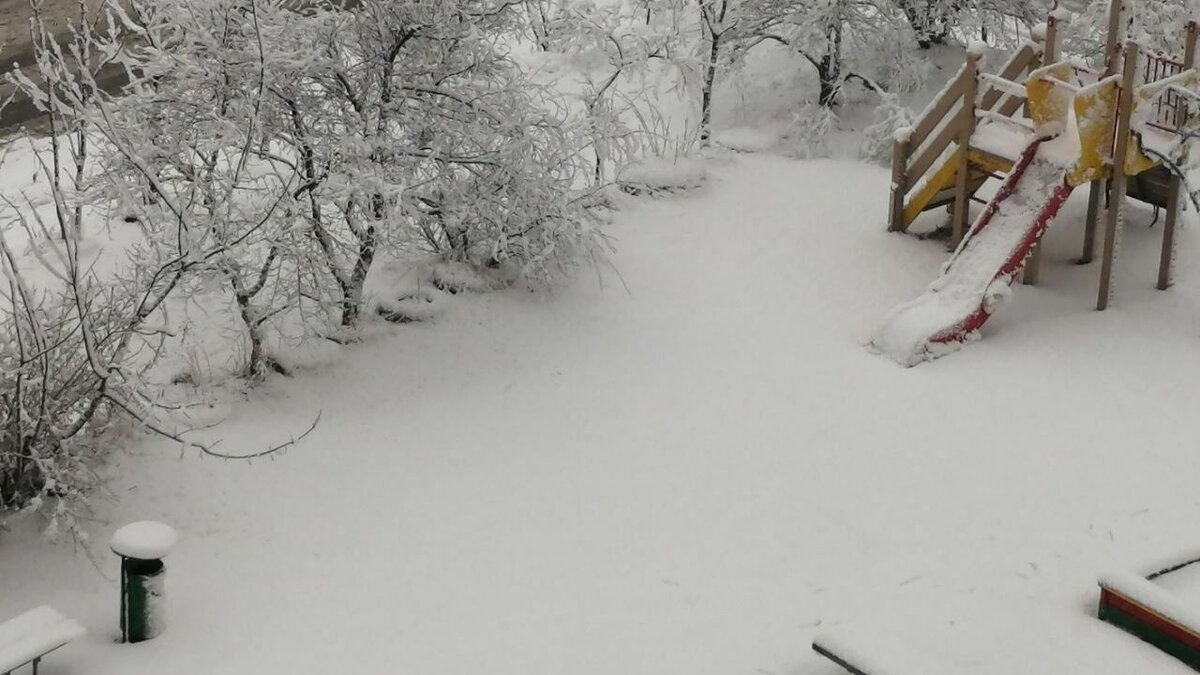     Ограничение на въезд во Владивосток большегрузов введено штабом по ликвидации последствий снегопада. Фуры тормозят на дальних подступах к городу.