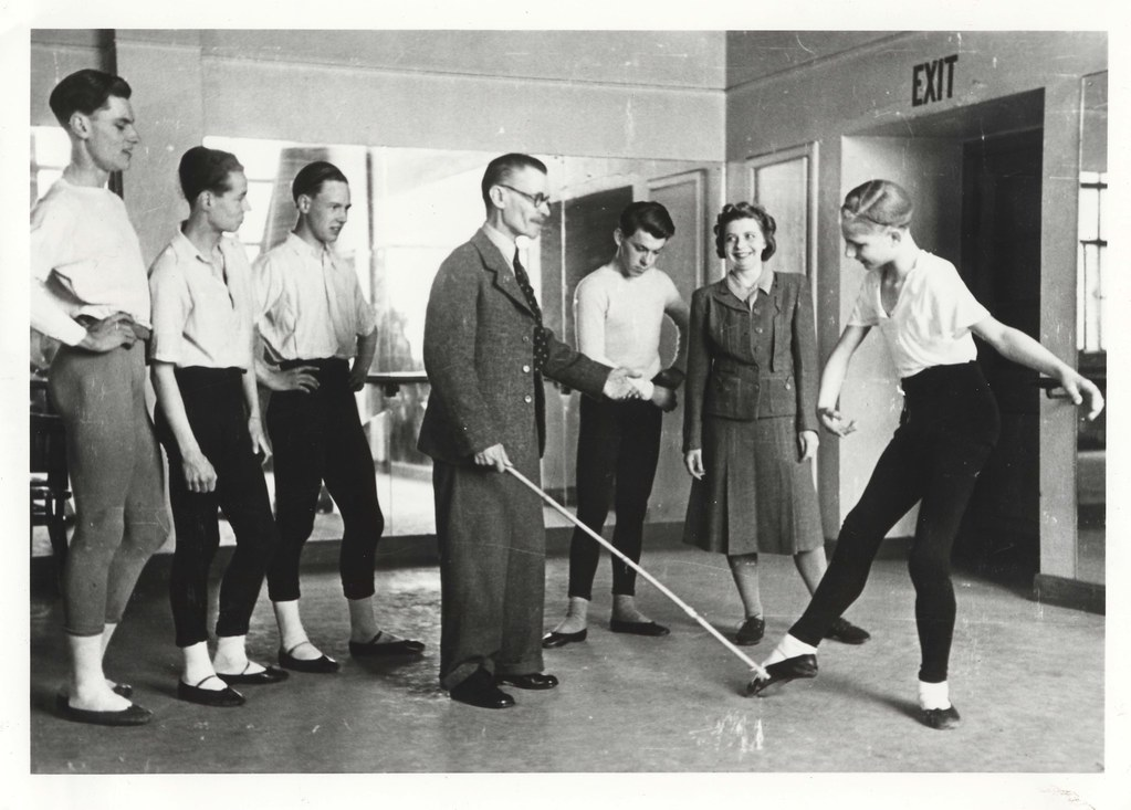 Сергеев учит британцев классическому танцу. Сэдлерс-Уэллс, 1940 год.