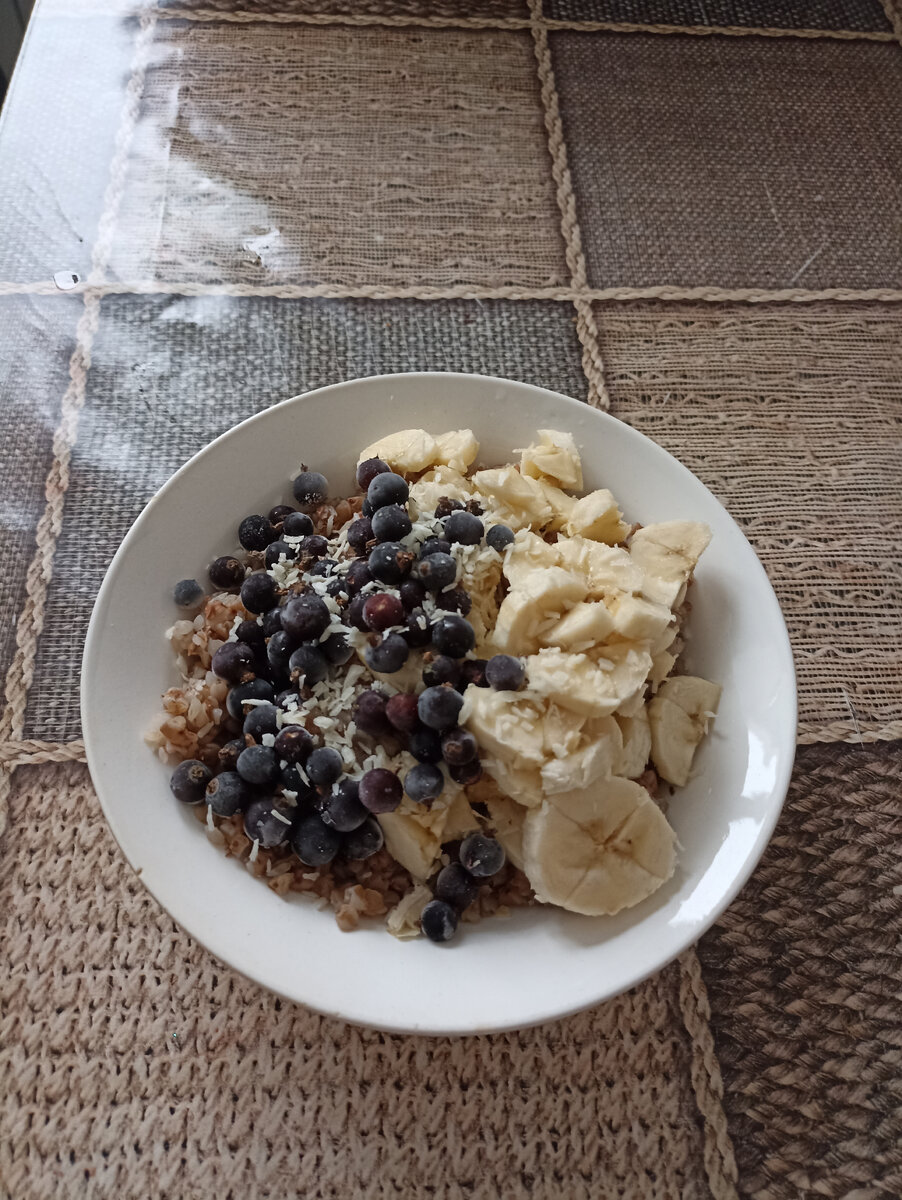 Гречневая каша с бананом, смородиной и кокосовой стружкой. 
