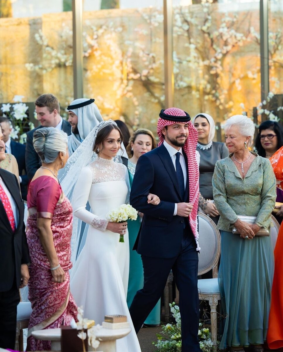 Наследный принц Хусейн ведёт свою сестру, принцессу Иман, во дворец Бейт-аль-Урдун, где она собирается выйти замуж за венесуэльца греческого происхождения Джамиля Александра Термиотиса.