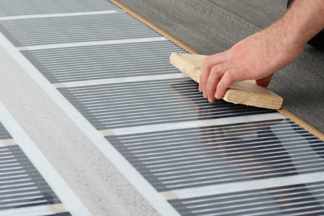 Теплый инфракрасный пол – это система обогрева помещений, представляющая собой полотно из прочного полимерного материала, на котором закреплены медные и серебряные токопроводящие полосы. Сверху конструкция покрыта ламинирующей пленкой, которая защищает пол от внешних воздействий.