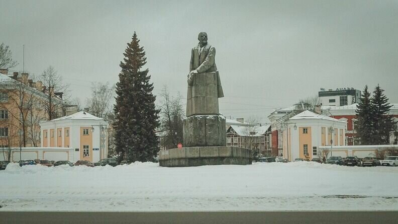     На должность помощников Владимира Любарского утвердили более 20 человек. Об этом сообщили в пресс-службе администрации города.