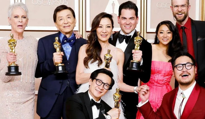 Творческий коллектив фильма «Все везде и сразу» на церемонии вручения премии «Оскар» в 2023 году. Из открытых источников Интернета