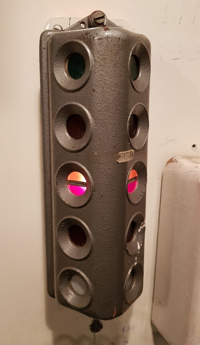 Красно-жёлтый огонь локомотивного светофора (К/Ж) говорит о том, что поезд приближается к запрещающему сигналу путевого светофора. Подъезд к красному сигналу светофора происходит с особой бдительностью и со скоростью не более 20 км/ч не менее чем за 400-500 метров