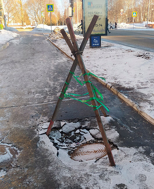  Такая яма «украсила» перекресток улиц Лихвинцева и Коммунаров. Фото: Игорь Бобров