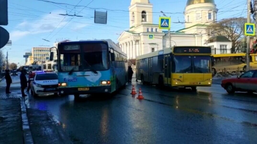     14 марта на перекрестке улиц Ленина и М. Горького в Ижевске водитель автобуса сбил женщину, пострадавшая госпитализирована с тяжелыми травмами.