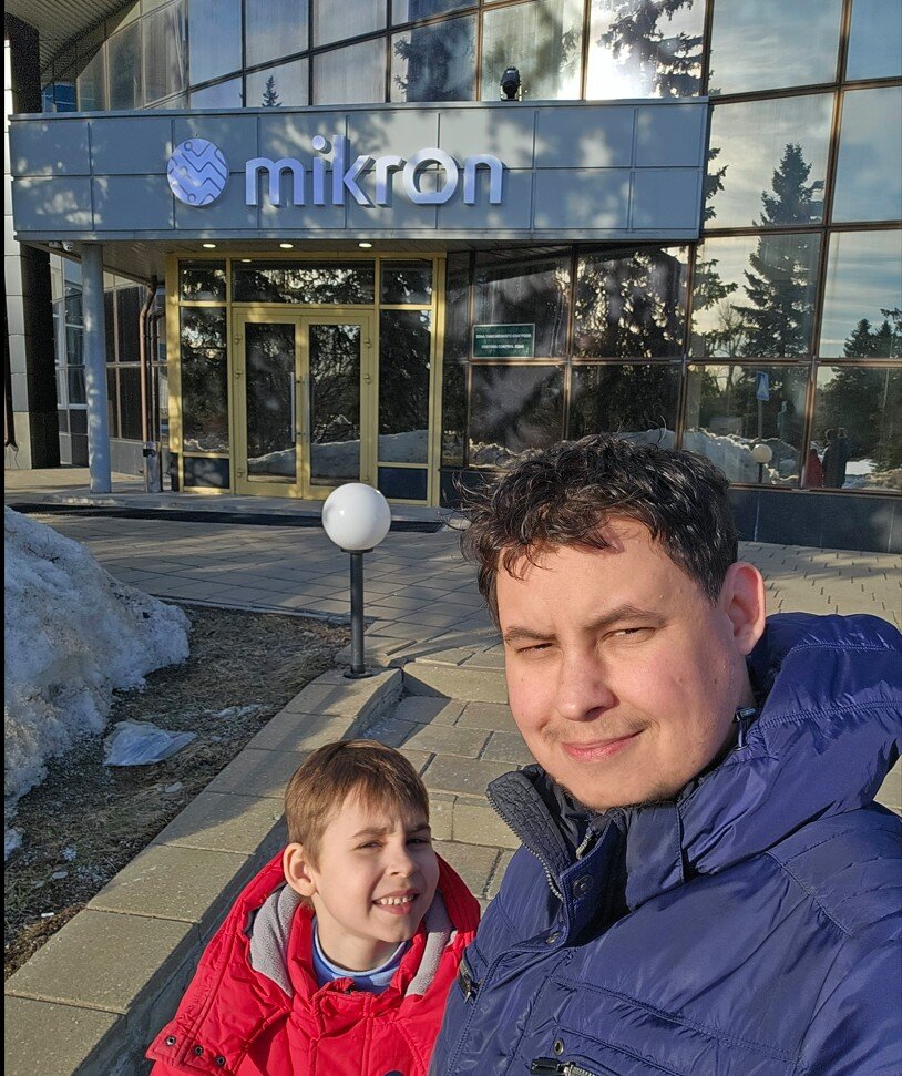 Светоч нашей микроэлектроники на сегодня... Нет, в самом "Микроне" не работал, хотя меня туда приглашали. Работал я в "Эпиэл". Это предприятие, специализирующееся на производстве эпитаксиальных структур на основе кремния и сапфира для широкого спектра полупроводниковых приборов. Находится оно на территории "Микрона" и "НИИ молекулярной электроники".