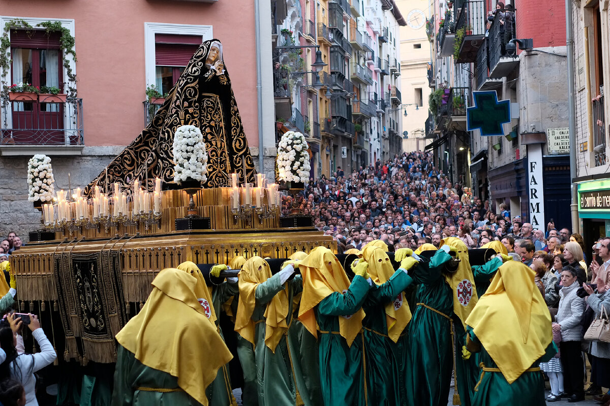 Одна из торжественных процессий на Semana Santa в Гранаде