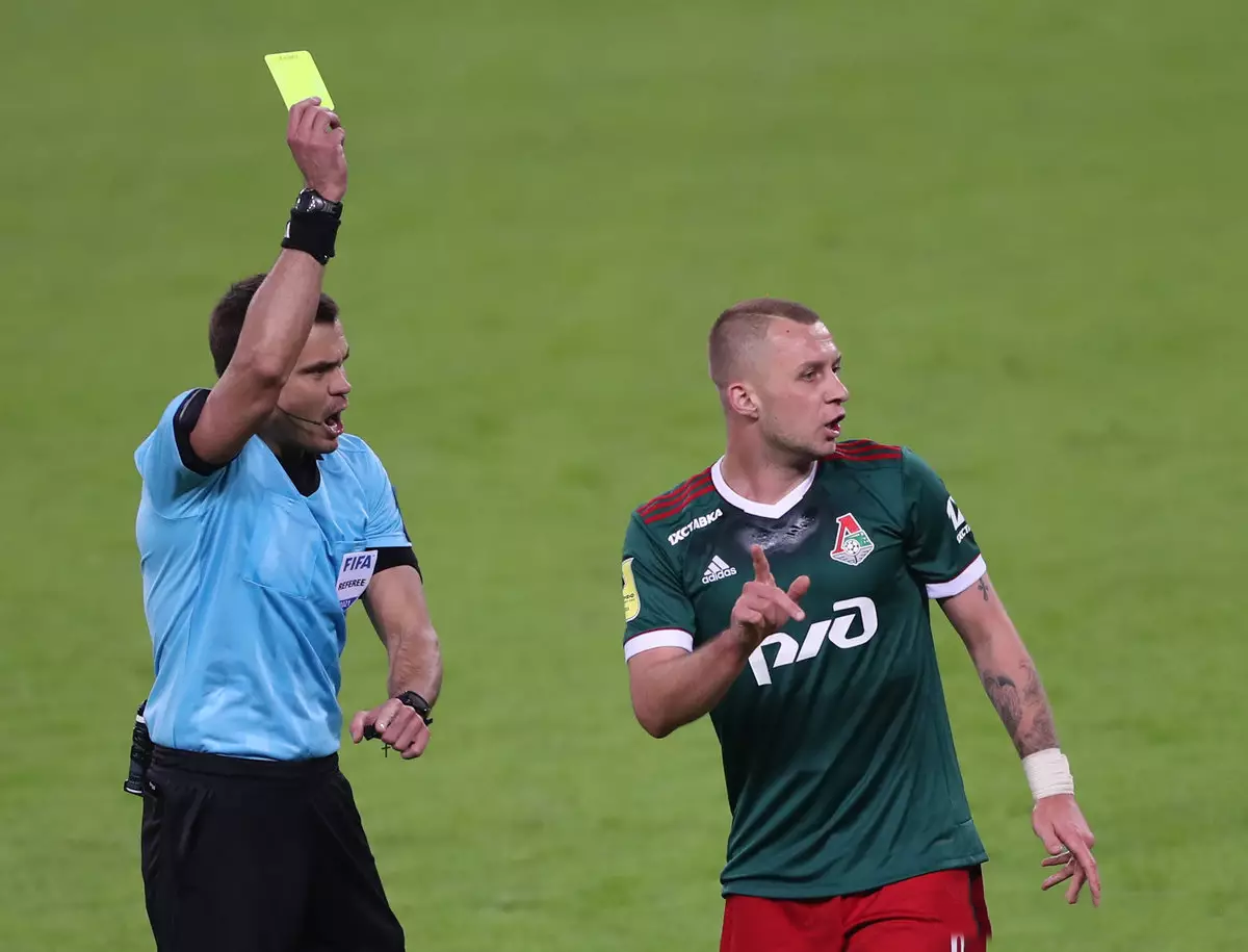 Дмитрий Баринов получил жёлтые карточки в предыдущих матчах и не должен был появляться на поле. 