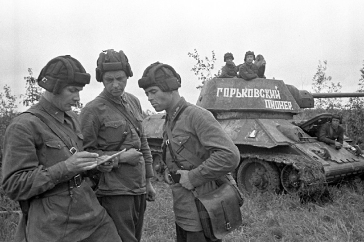    Танк «Горьковский пионер», средства на который были собраны учащимися 102-й школы Кировского района