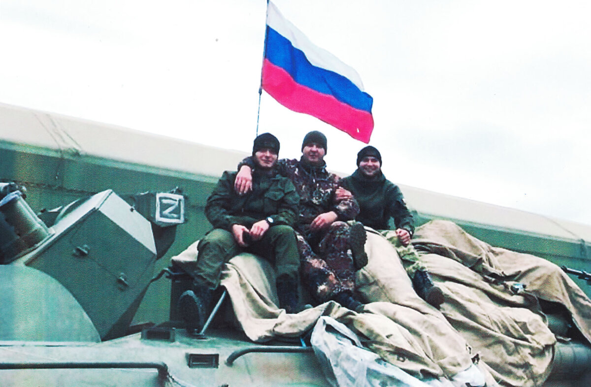 Фото на память в минуту затишья на броне у знамени, а через несколько минут команда - по машинам, вперёд!