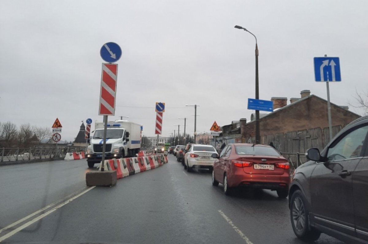    В Пскове для ремонта перекрыли половину Ольгинского моста