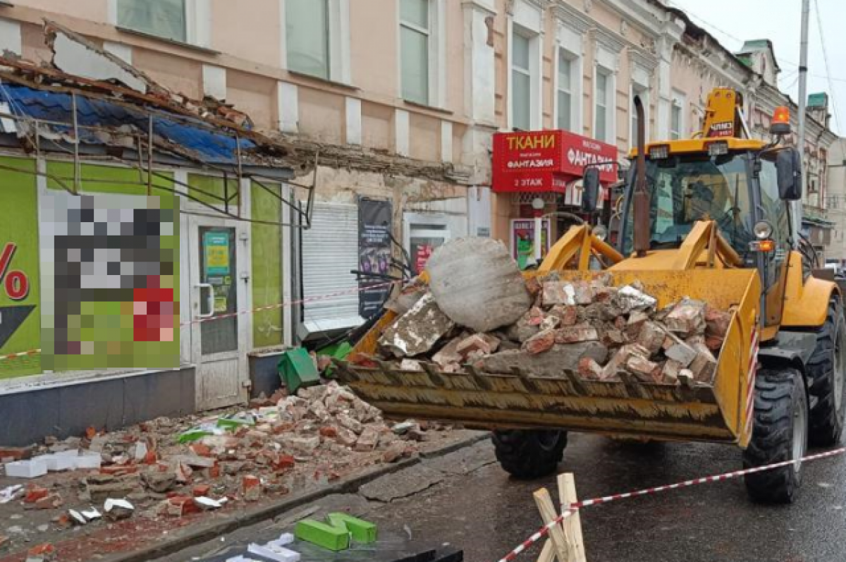    Завалы из кирпичей от ТЦ «Гостиный двор» убрали с тротуара в тот же день.