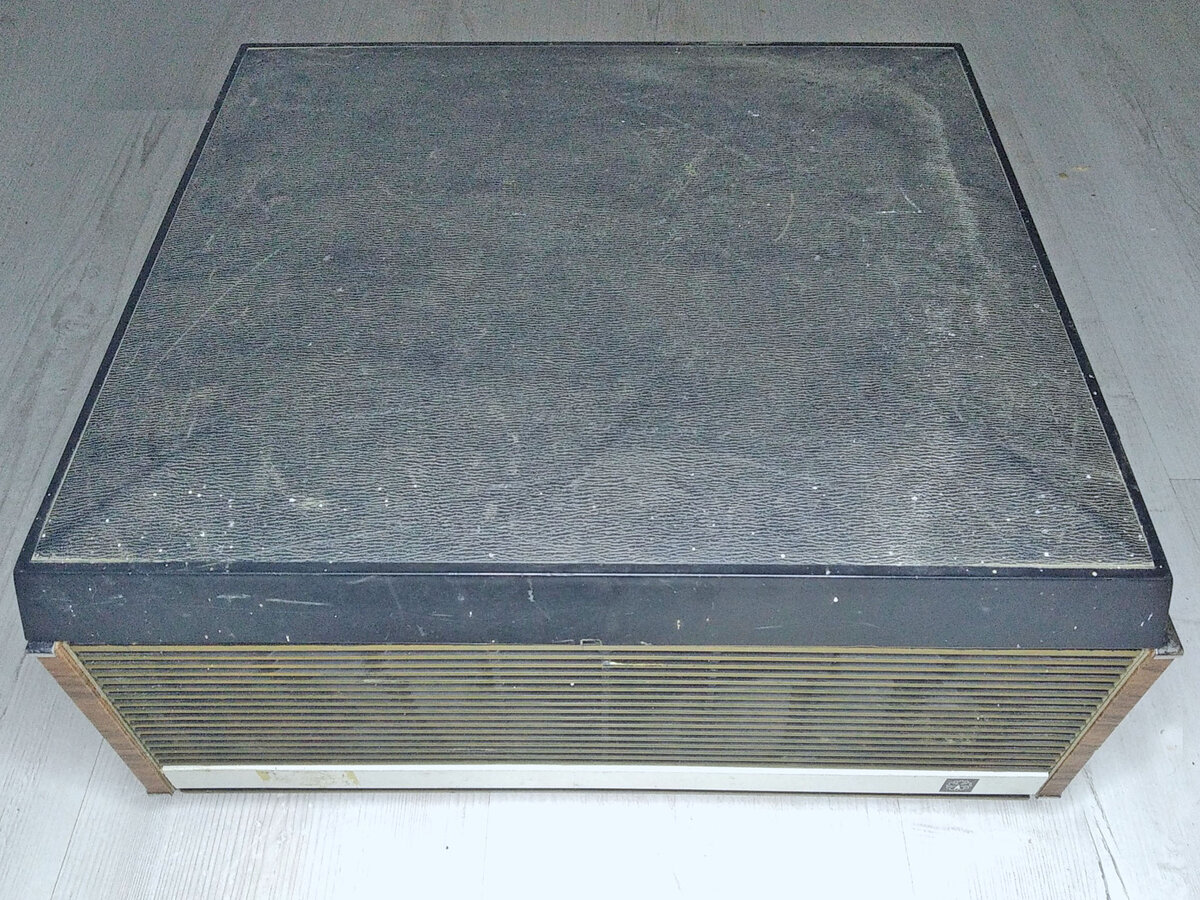 лежит закрытый крышкой