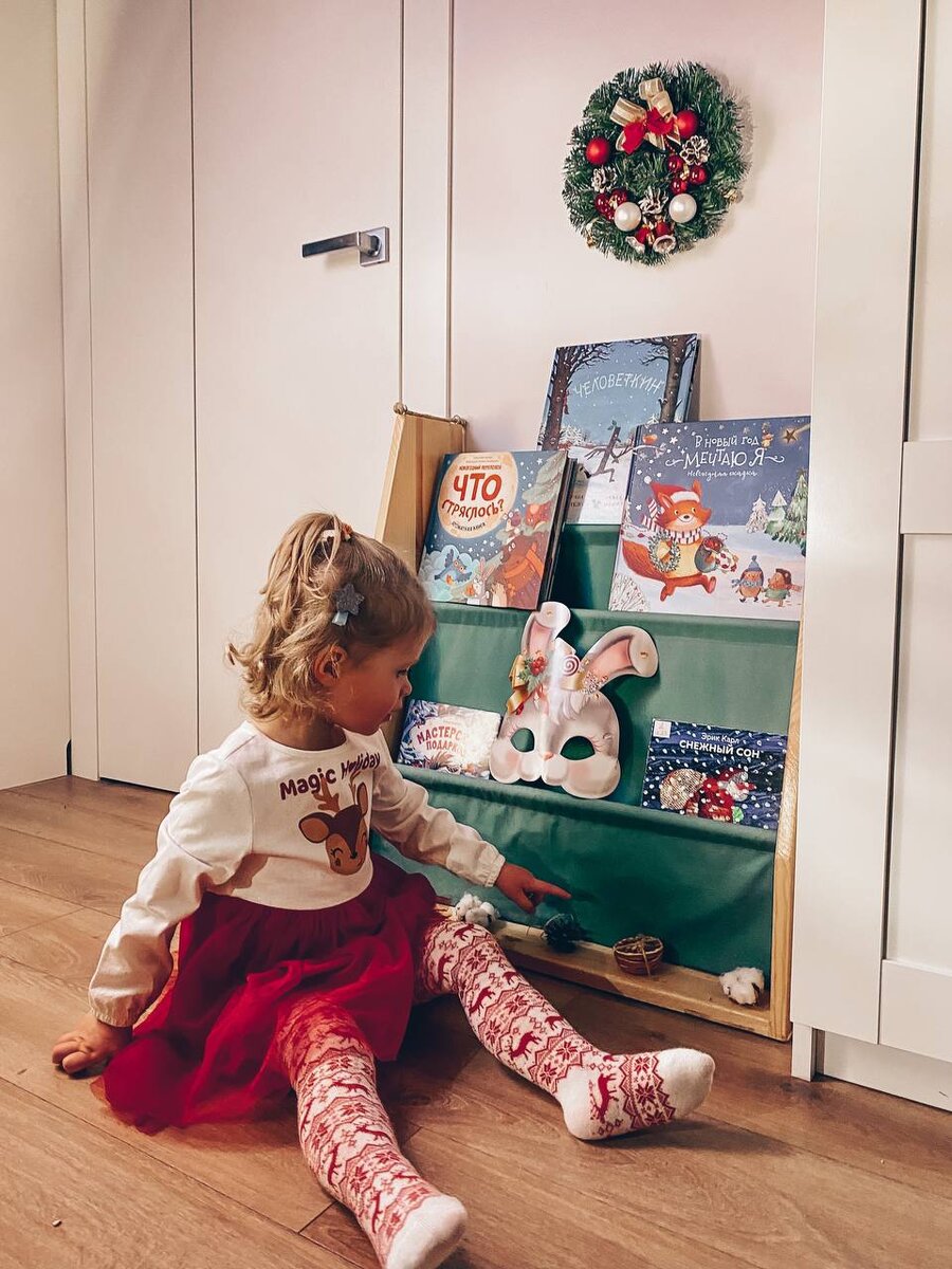 Моя дочь маша (1,10 л.) со своими любимыми новогодними книгами