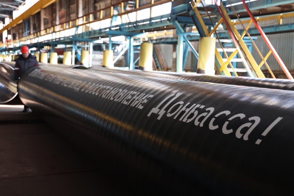    Производство труб для строящегося водовода из Ростовской области в ДНР в цехе Харцызского трубного завода. Донецкая Народная Республика.