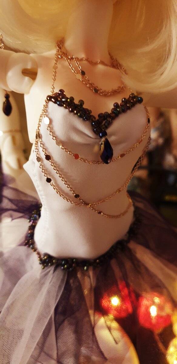 Линию декольте и линию крепления пачки я отделала бисером. Боди крепится на шее с помощью цепочки под цвет розового золота, из неё же украшения корсета и цепочка на шею.