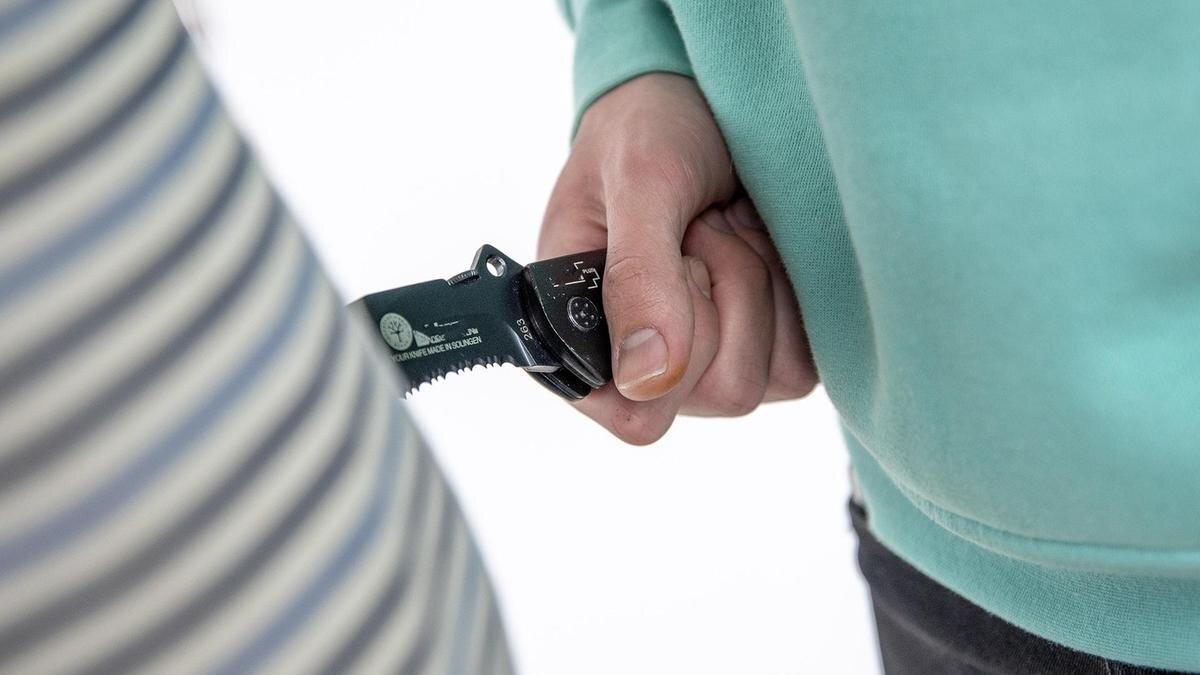    Мужчина угрожает ножом:NUR.KZ/Петр Карандашов