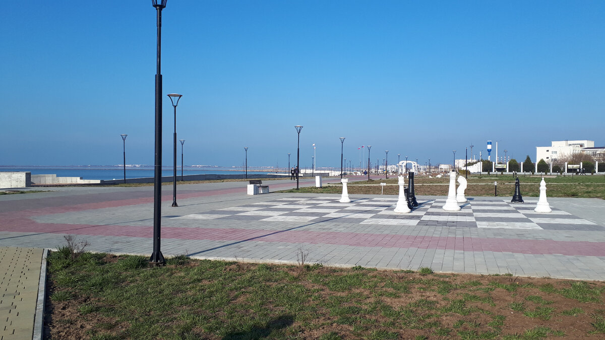 Набережная Сакского озера в марте