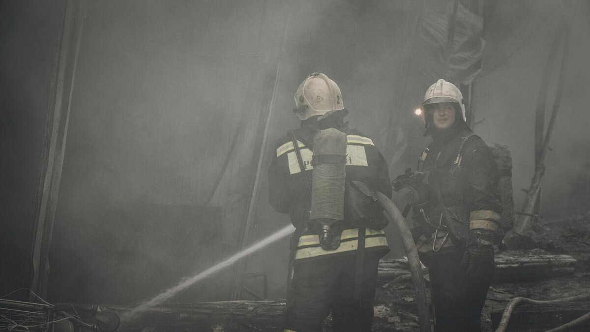     На месте работают спасатели и силовики, причины пожара устанавливаются.