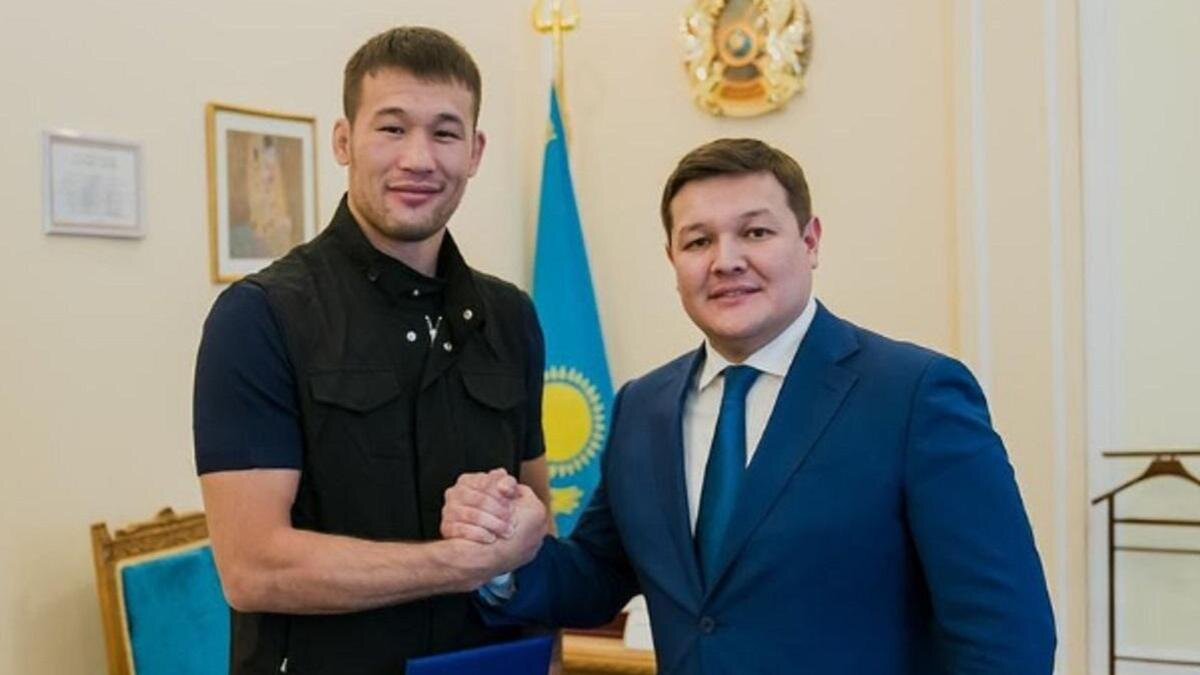    Боец Шавкат Рахмонов и министр Асхат Оралов:instagram.com/askhat_oralov/