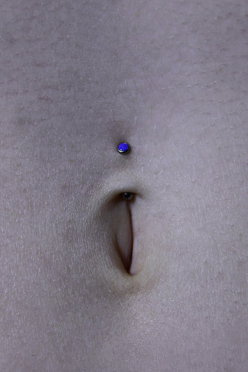 Прокол пупка классический. 