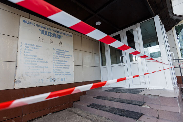   С наступлением тепла у помещения потекла крыша, замкнуло пожарную сигнализацию, и с 9 марта оно закрыто на неопределенный срок