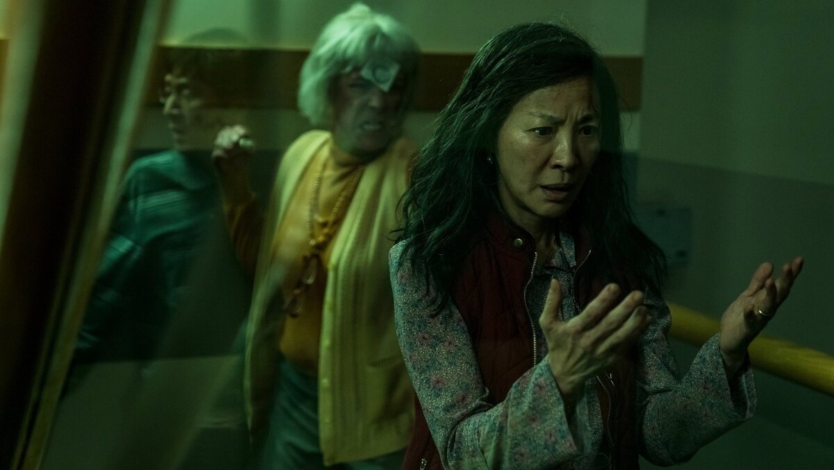 Кадр из фильма «Все везде и сразу»