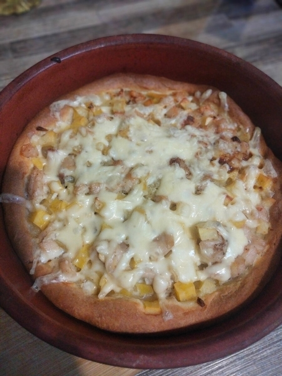 Открытый пирог с курицей, картофелем и сыром на пресном тесте