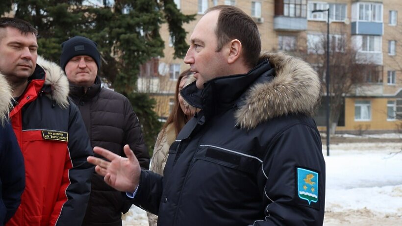    Глава городского округа Ступино Сергей Мужальских рассказывает о планируемом благоустройстве пешеходной зоны на улице Андропова ©