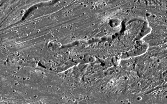 области Сиппар Силкус - один из кандидатов, доказывающих ледяную вулканическую активность на Ганимеде, создающую светлые области на поверхности. Разрешение 172 м на мельчайший элемент. Снимок получен 7 мая 1997 года с расстояния 17 489 км. Источник: NASA.