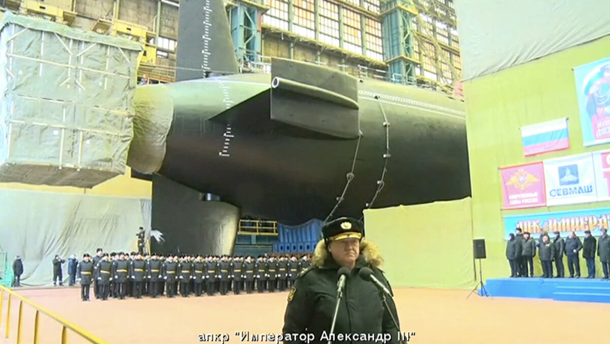     Церемония подъёма флага на поступающих в состав ВМФ кораблях и спуска на воду атомной подлодки «Император Александр III» / kremlin.ru / кадр видеотрансляции