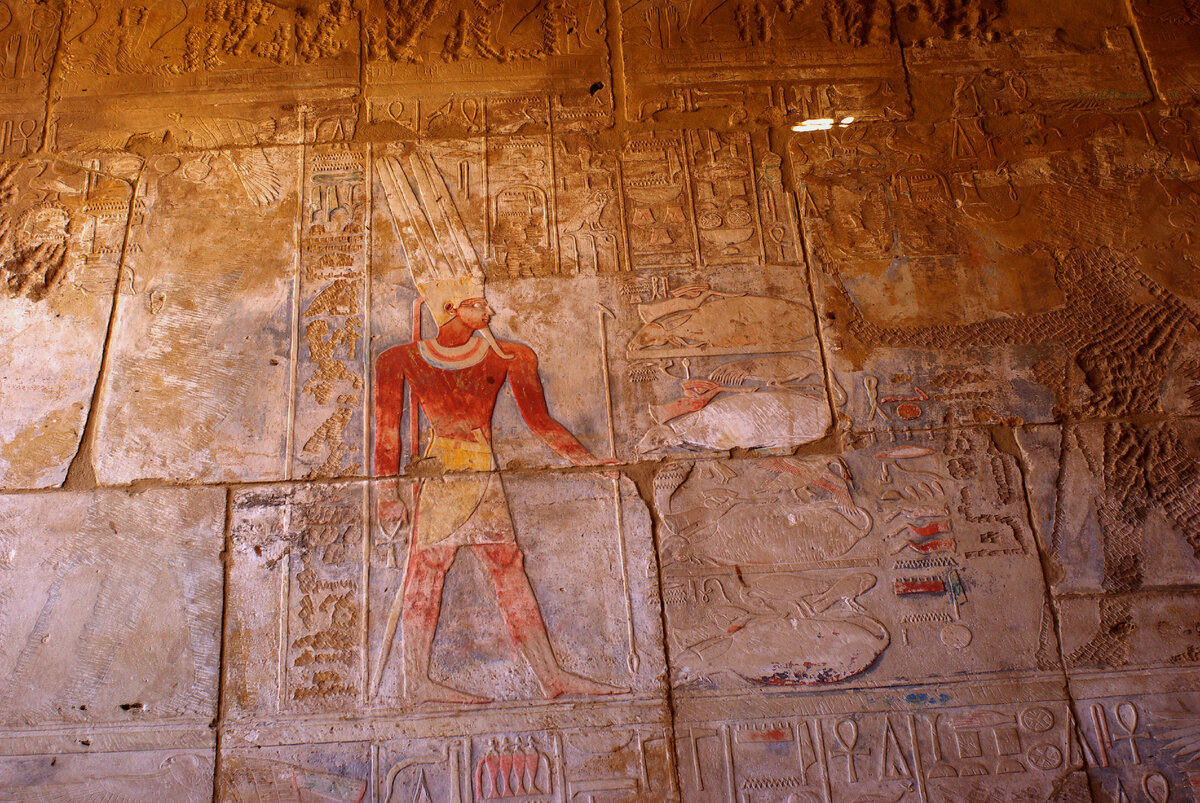 Святая святых Хатшепсут в Карнаке. Царица приносит жертвы богу Амону. Прямо перед богом лежат зарезанные тучные быки с головами. Красная часовня Хатшепсут в музее под открытым небом Карнака