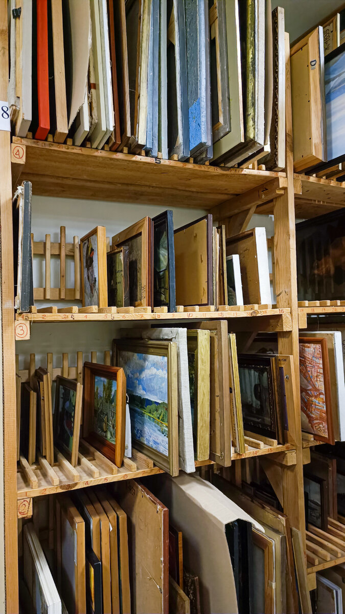 Стеллаж - основной способ хранения живописи